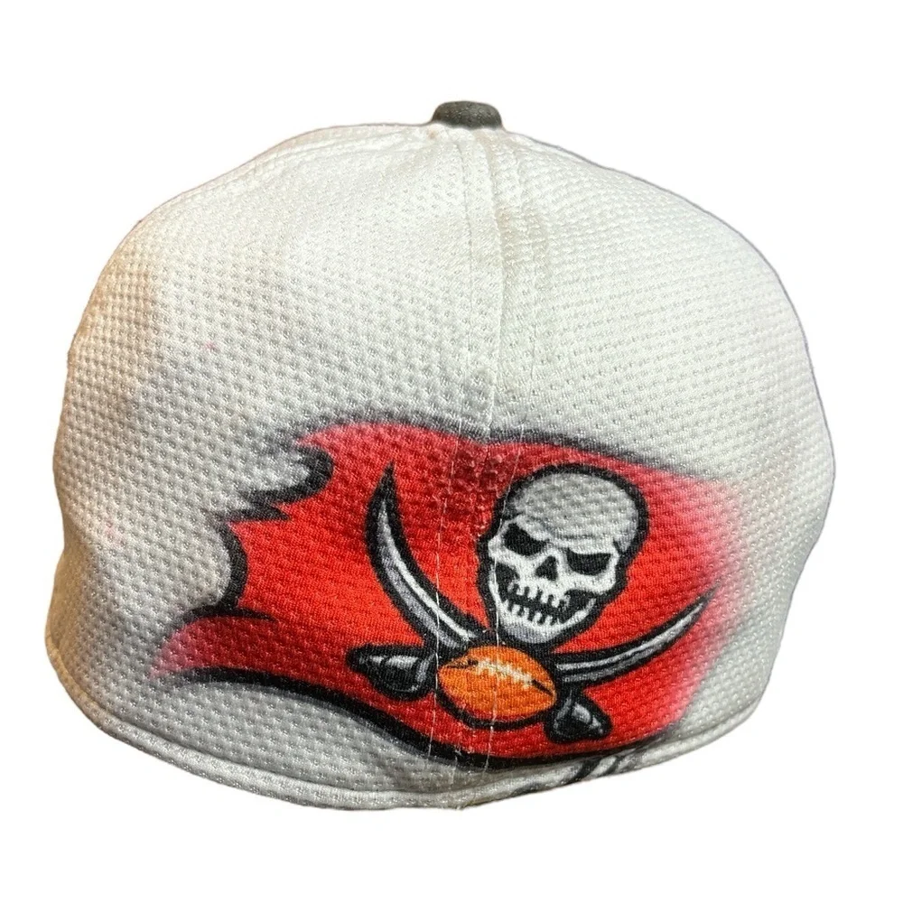 New Era‎ Tampa Bay Buccaneers Stretch Fit Hat White Pewter and Red Size S/M